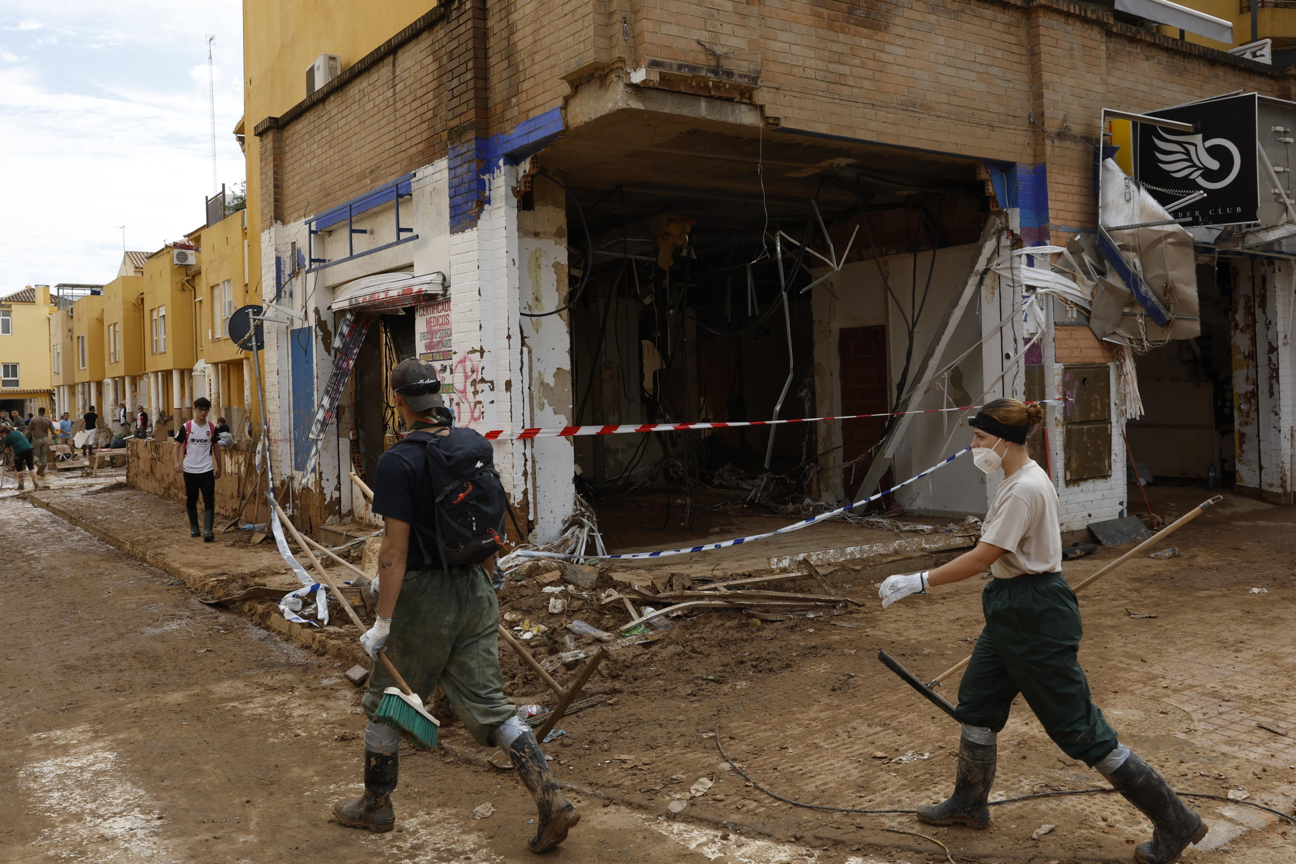 epa11709842 Residents clean the streets of Alfafar, in Valencia, Spain, 08 November 2024. The devastating floods in Valencia and neighboring provinces have caused at least 216 fatalities, as efforts continue to search for missing people, provide supplies, and care for the victims after the DANA (high-altitude isolated depression) weather phenomenon hit the east of the country on 29 October.  EPA/CHEMA MOYA