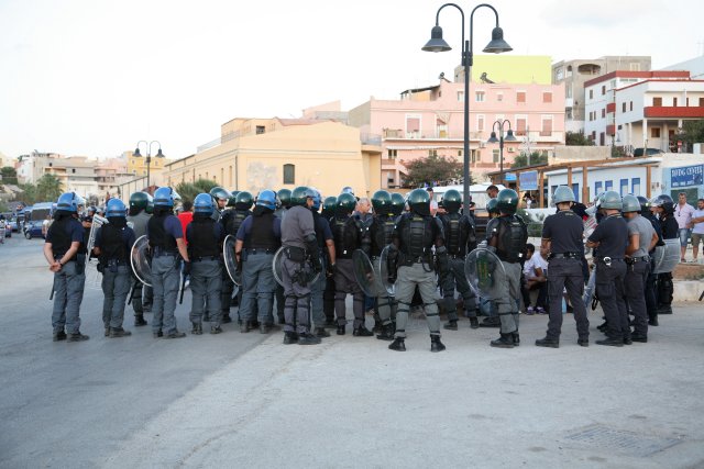 Lampedusa Centro d'accoglienza in fiamme