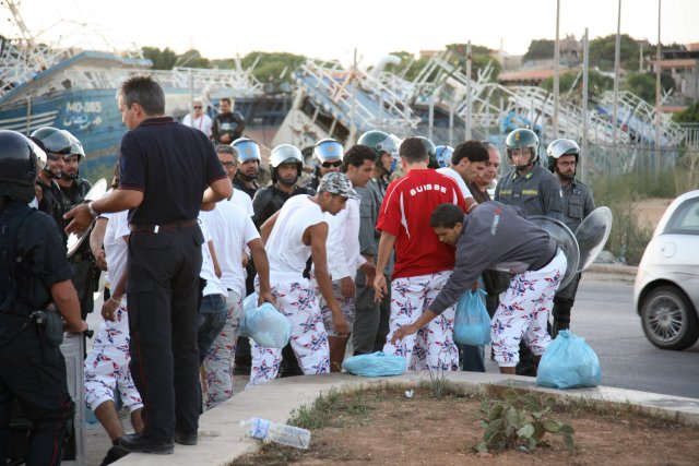 Lampedusa Centro d'accoglienza in fiamme