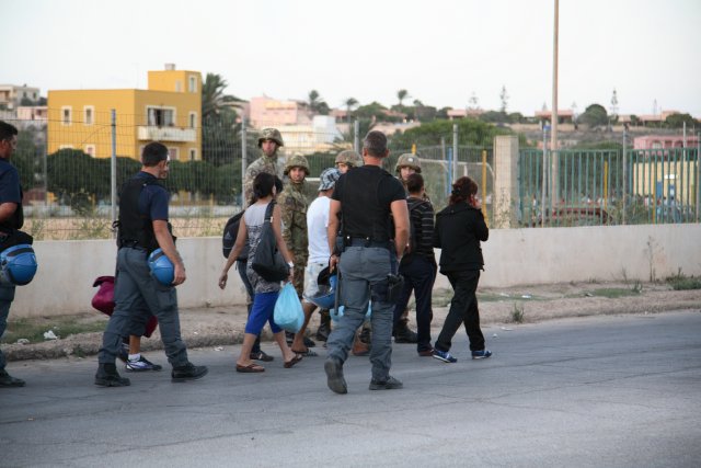 Lampedusa Centro d'accoglienza in fiamme