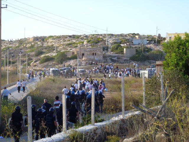 Lampedusa Centro d'accoglienza in fiamme