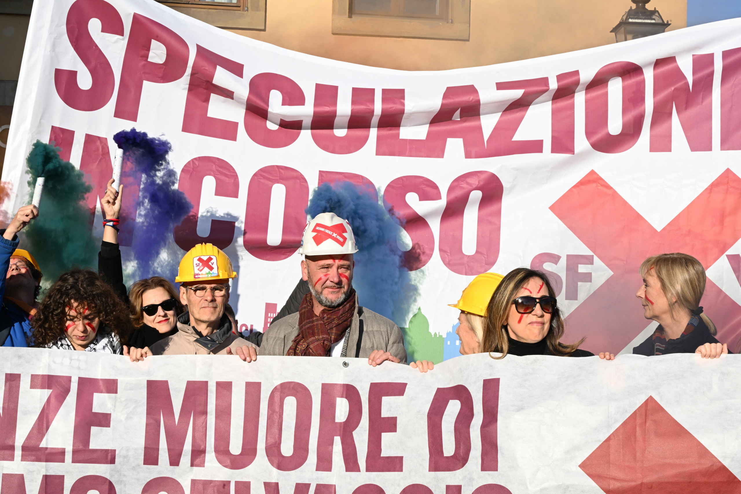 Flash mob del Movimento salviamo Firenze per viverci per protestare contro gli affitti brevi senza regolamentazione, Firenze, 13 novembre 2024.  ANSA/CLAUDIO GIOVANNINI