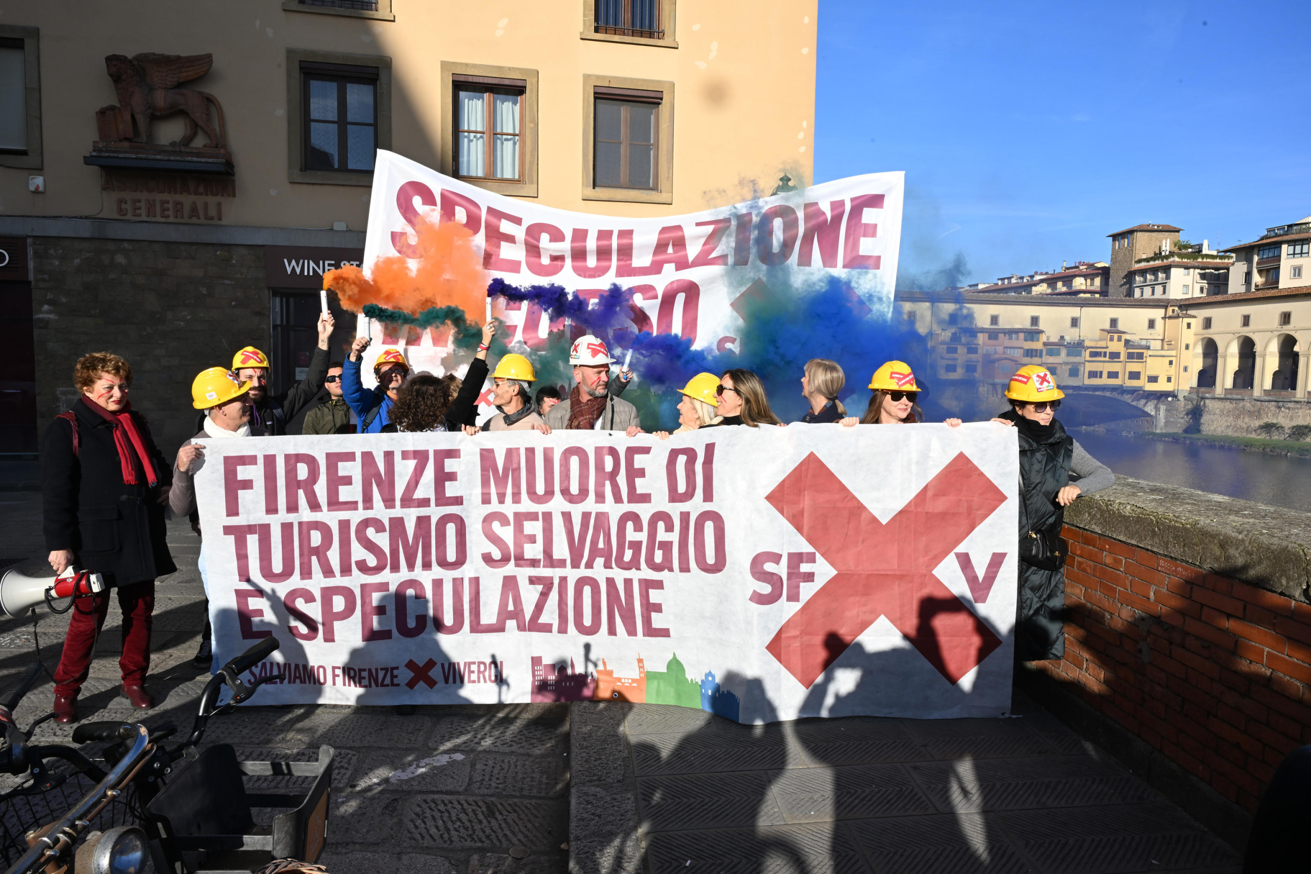 Flash mob del Movimento salviamo Firenze per viverci per protestare contro gli affitti brevi senza regolamentazione, Firenze, 13 novembre 2024.  ANSA/CLAUDIO GIOVANNINI