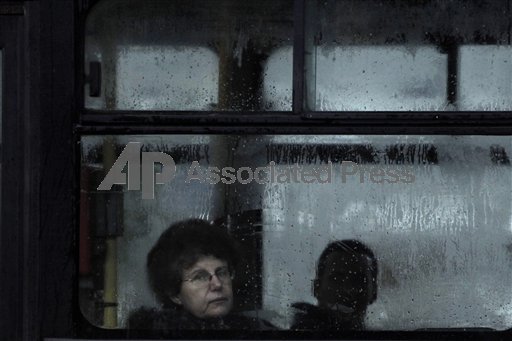 Atene. Una pioggia scrosciante sorprende una signora greca sull'autobus