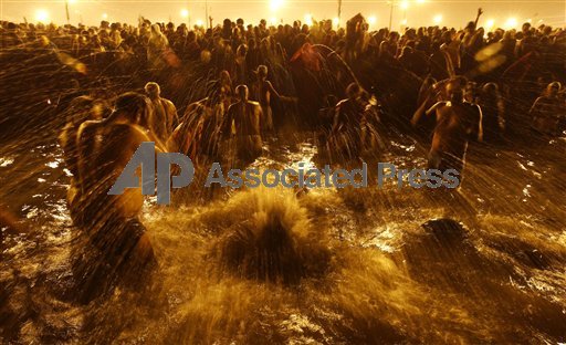 India. Bagno purificatore nel Gange durante il Maha Kumbh festival