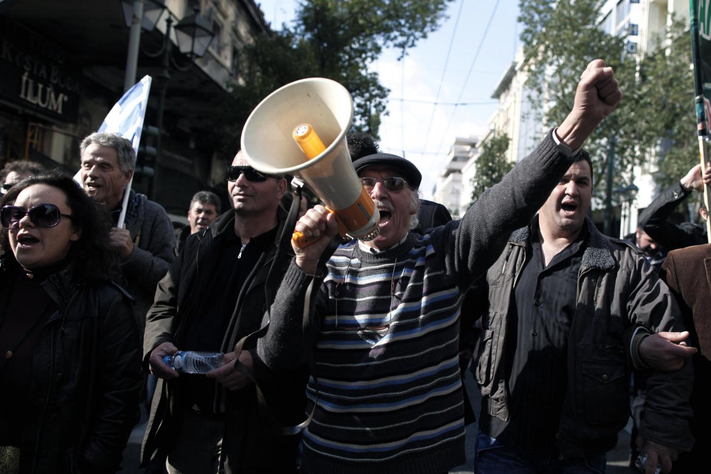 Agricoltori greci in piazza ad Atene contro il nuovo aumento delle tasse.
