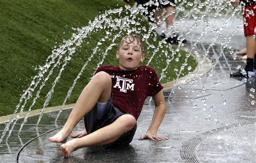 Bambino gioca con l'acqua in Texas