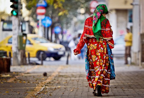 Una donna rom per le strade di Roma