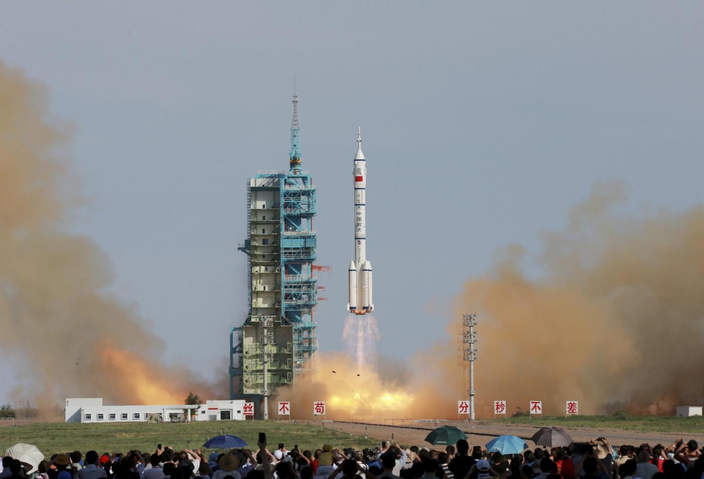 Decollata in Cina la navetta Shenzhou-10