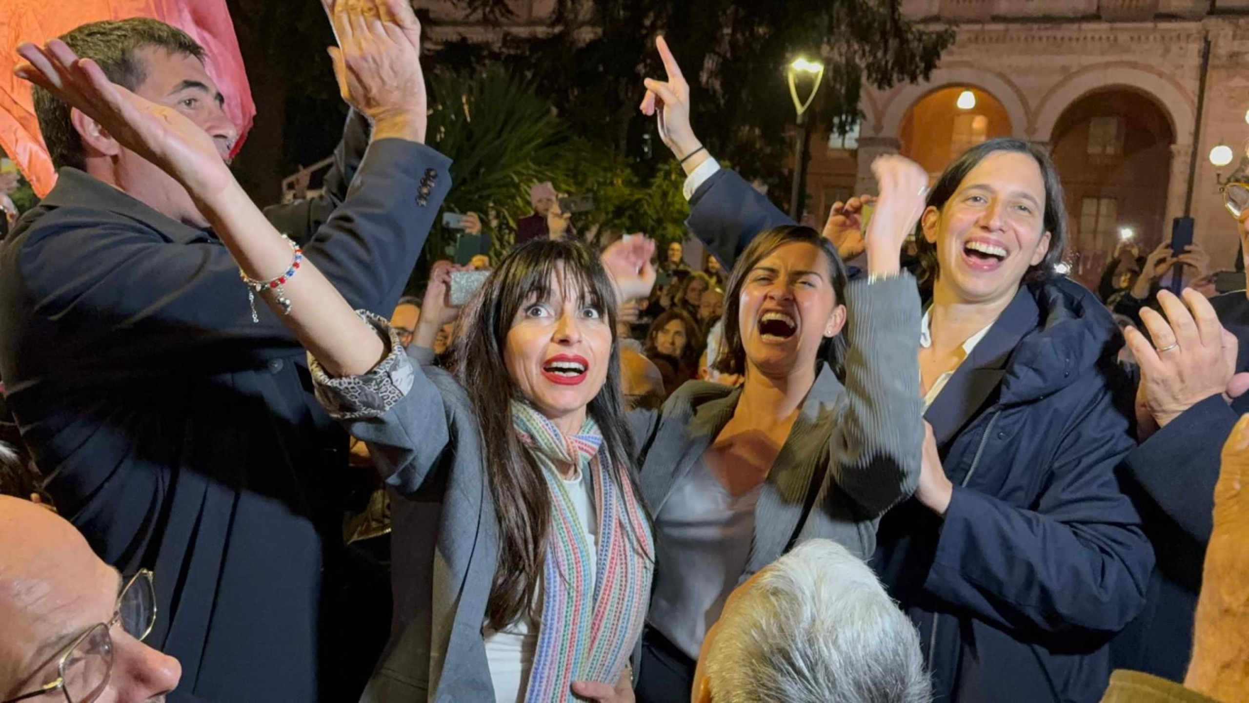 La neo-presidente della Regione Umbria Stefania Proietti con la sindaca di Perugia Vittoria Ferdinandi (C) e la segretaria del Partito Democratico, Elly Schelin, festeggiano la vittoria, Perugia, 18 novembre 2024.
ANSA/GIANLUIGI BASILIETTI