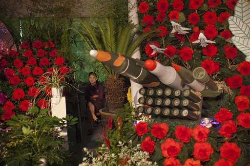 Mostra di fiori e armi in Nord Korea