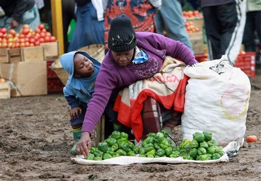 Una venditrice di verdure in Zimbabwe