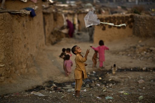 Un bambino rifugiato afghano gioca a Islamad
