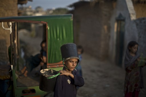 Un bambino rifugiato afhano prende l'acqua a Islamad