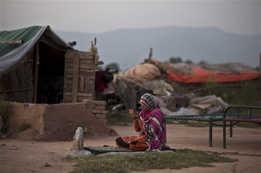 una donna prega nella periferia di Islamabad