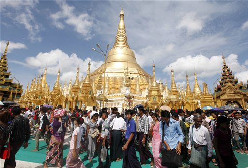 Festeggiamenti per la fine della Quaresima buddhista a Yangon