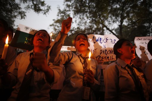 Manifestazioni contro la violenza sessuale sulle donne in India