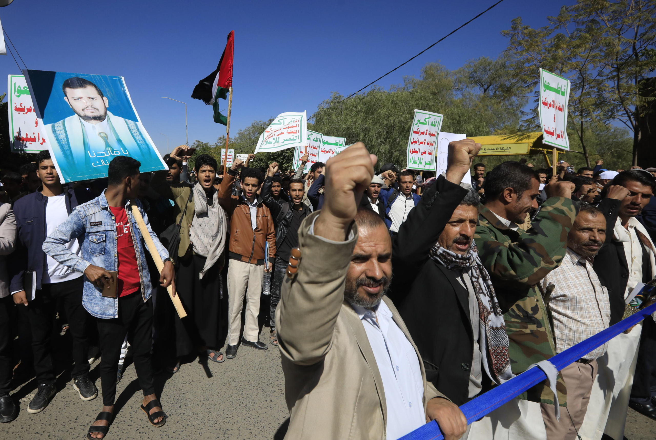 epa11744367 Students and academics chant slogans during a rally in solidarity with the Lebanese and Palestinian people, in Sana'a, Yemen, 27 November 2024. University students and academics have rallied in Sana'a to express their solidarity with the Lebanese and Palestinian people and to condemn the Israeli airstrikes in Lebanon and the Gaza Strip.  EPA/YAHYA ARHAB