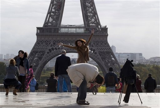 Una turista davanti alla Torre Eiffel