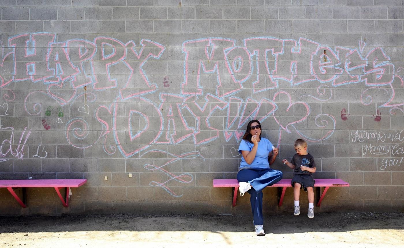 Le detenute del penitenziario di Folsom in California festeggiano la Festa della mamma con i propri figli