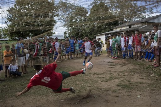 Un giocatore tira un calcio di rigore nella comunità di San Pedro