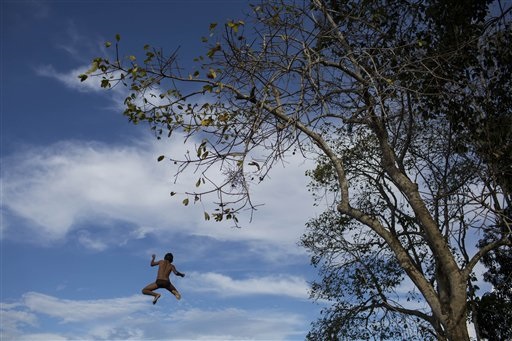 Una scimmia sale sulla testa di una ragazza della comunità indigena Tatuyo