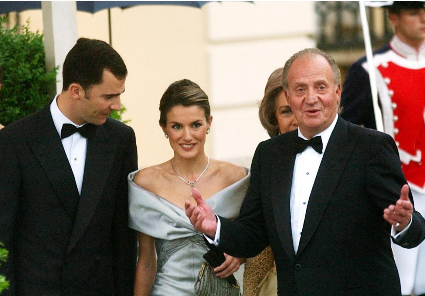 Re Juan Carlos di Spagna abdica in favore del principe Felipe