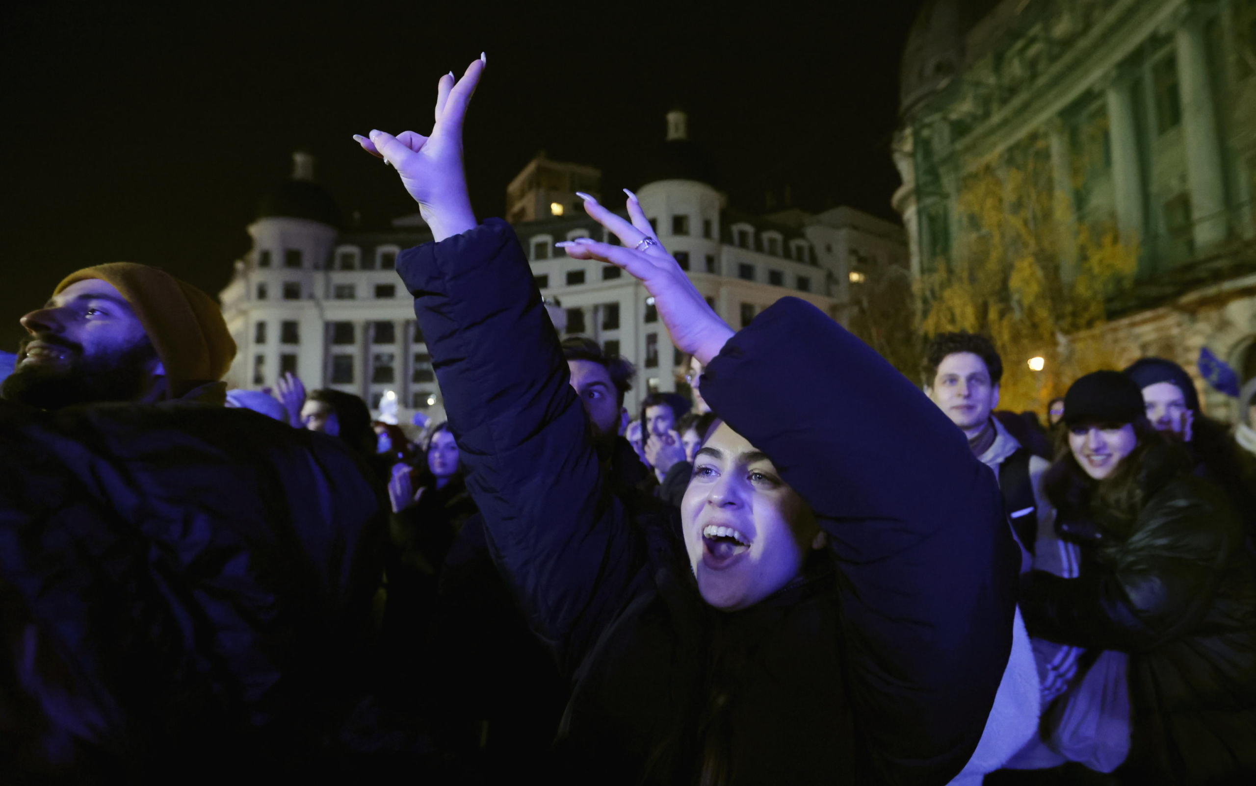 epa11759492 People sing a rock song while waving Romanian and European Union flags during a pro-Europe rally ahead of the runoff elections at the University Plaza in downtown Bucharest, Romania, 05 December 2024. Thousands of people and civil rights activists gathered to support the European Union's core values during a rally called 'Romania Hopes! Every vote counts!', organized by Geeks for Romania NGO and endorsed by the Save Romania Union Party (USR). Romania is set for the second round of the presidential election after its top court certified a shock first-round result, confirming the lead of independent ultra-nationalist candidate Calin Georgescu, who will face USR liberal leader Elena Lasconi in the second round on 08 December.  EPA/ROBERT GHEMENT