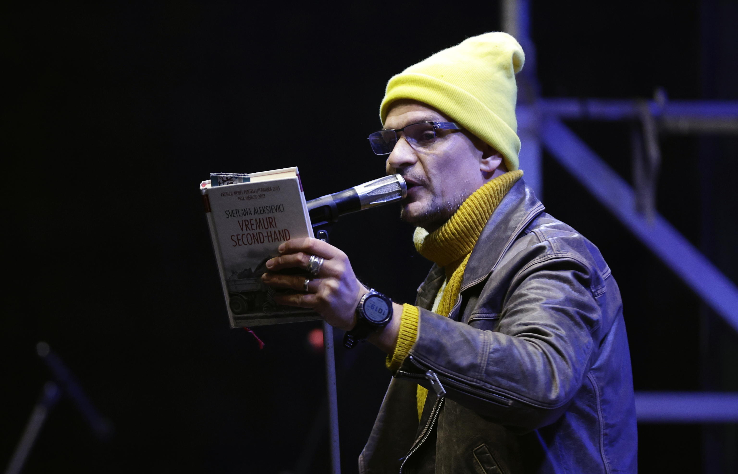 epa11759497 Romanian actor and musician Tudor Chirila holds the book 'Secondhand Time: The Last of the Soviets by Belarusian writer Svetlana Alexievich, Nobel Prize winner for literature in 2015, before reading a passage to the gathered people during a pro-Europe rally ahead of the runoff elections at the University Plaza in downtown Bucharest, Romania, 05 December 2024. Thousands of people and civil rights activists gathered to support the European Union's core values during a rally called 'Romania Hopes! Every vote counts!', organized by Geeks for Romania NGO and endorsed by the Save Romania Union Party (USR). Romania is set for the second round of the presidential election after its top court certified a shock first-round result, confirming the lead of independent ultra-nationalist candidate Calin Georgescu, who will face USR liberal leader Elena Lasconi in the second round on 08 December.  EPA/ROBERT GHEMENT