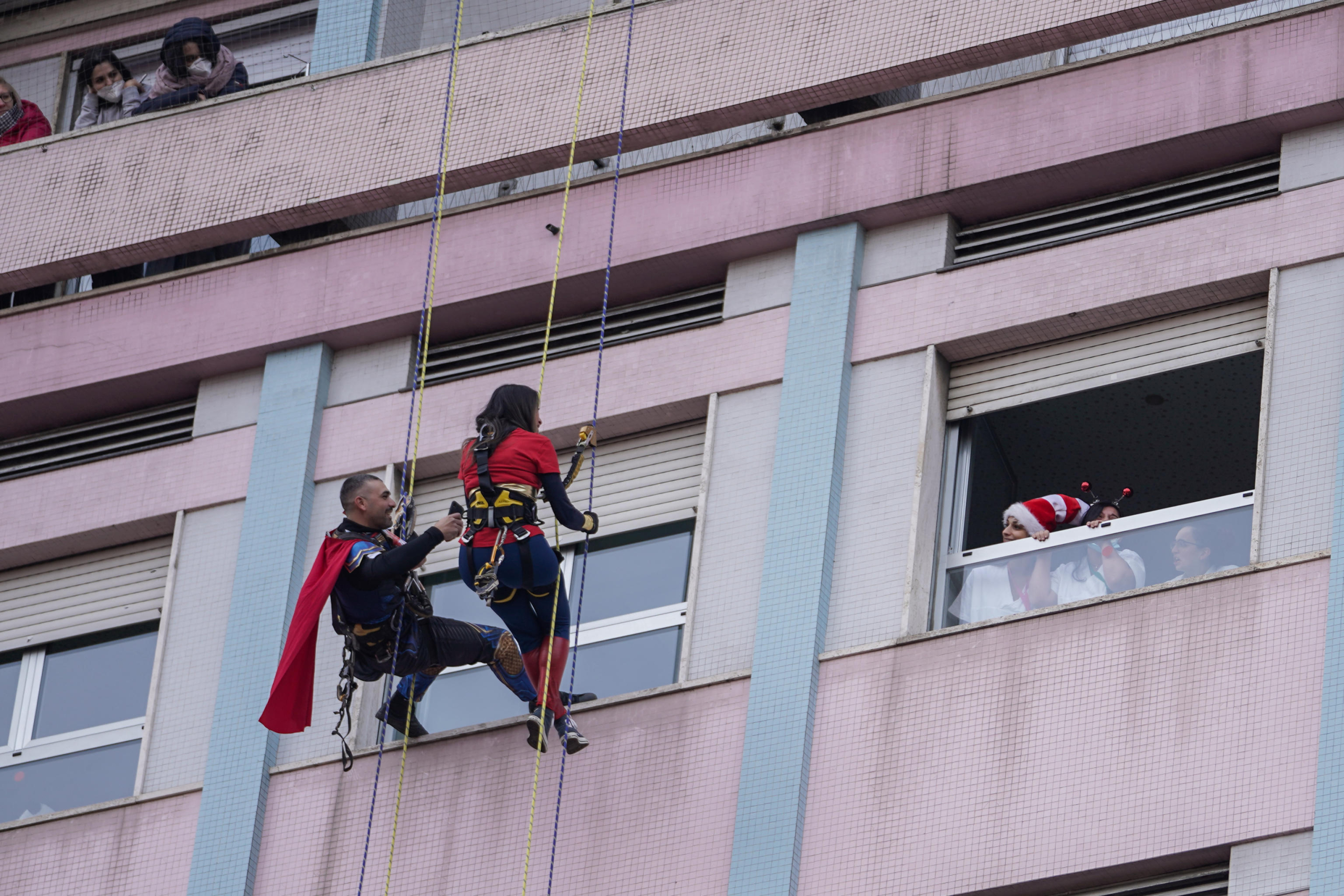 A Torino, il Raduno dei Babbi Natale a sostegno della Fondazione Forma all'ospedale Regina Margherita, 8 dicembre 2024 ANSA/JESSICA PASQUALON