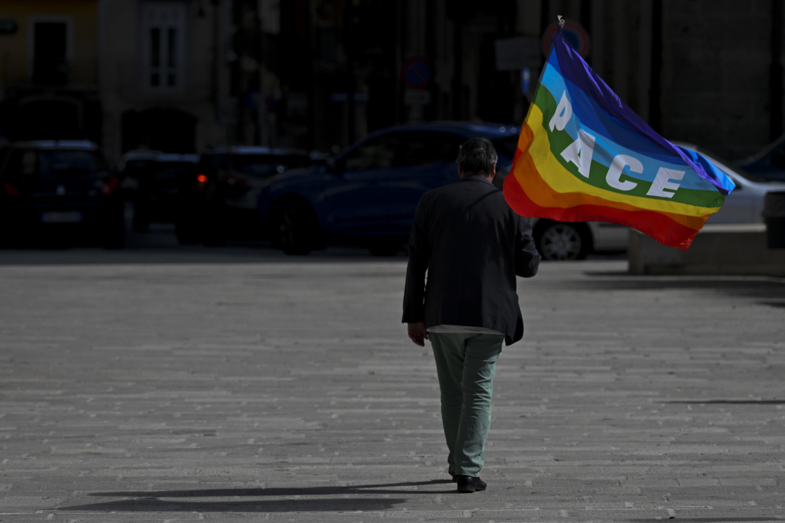 Iniziativa in solitaria di un cittadino con la bandiera della Pace esposta in piazza della Libertà in occasione della visita del Ministro Matteo Piantedosi ad Avellino per l'apertura del G7 dei ministri dell'Interno. 2 ottobre 2024. ANSA / CIRO FUSCO