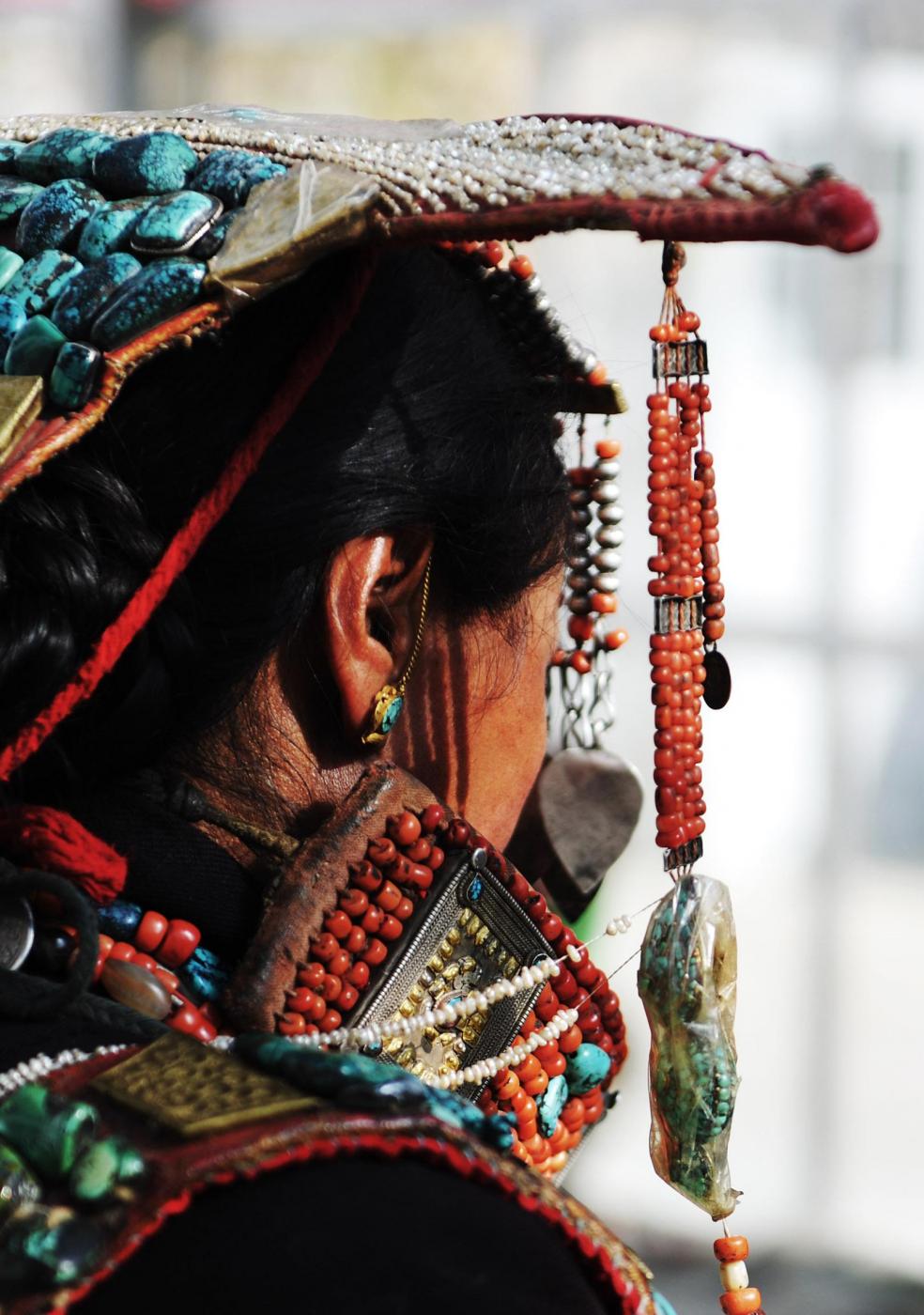 Donne tibetane con costumi tipici