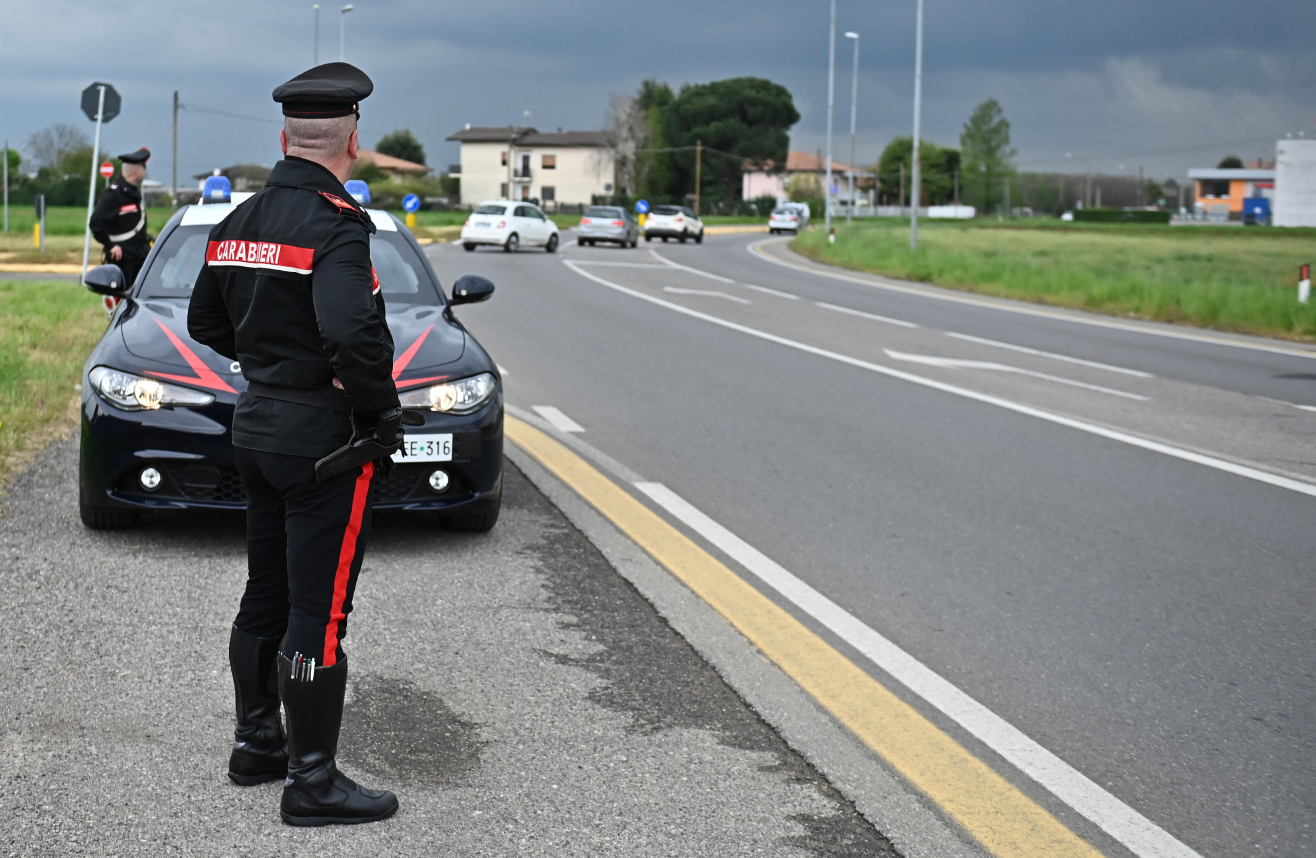 I Carabinieri sul luogo dell'incidente stradale costato la vita ad un uomo di trent'anni che viaggiava su un monopattino elettrico, Limido Comasco, 13 aprile 2023. In via Roma, lungo un tratto rettilineo di strada, l'uomo si è scontrato con una Opel Corsa. Trasportato all'ospedale di Tradate in codice rosso, è morto tre ore più tardi.
ANSA/ FABRIZIO CUSA