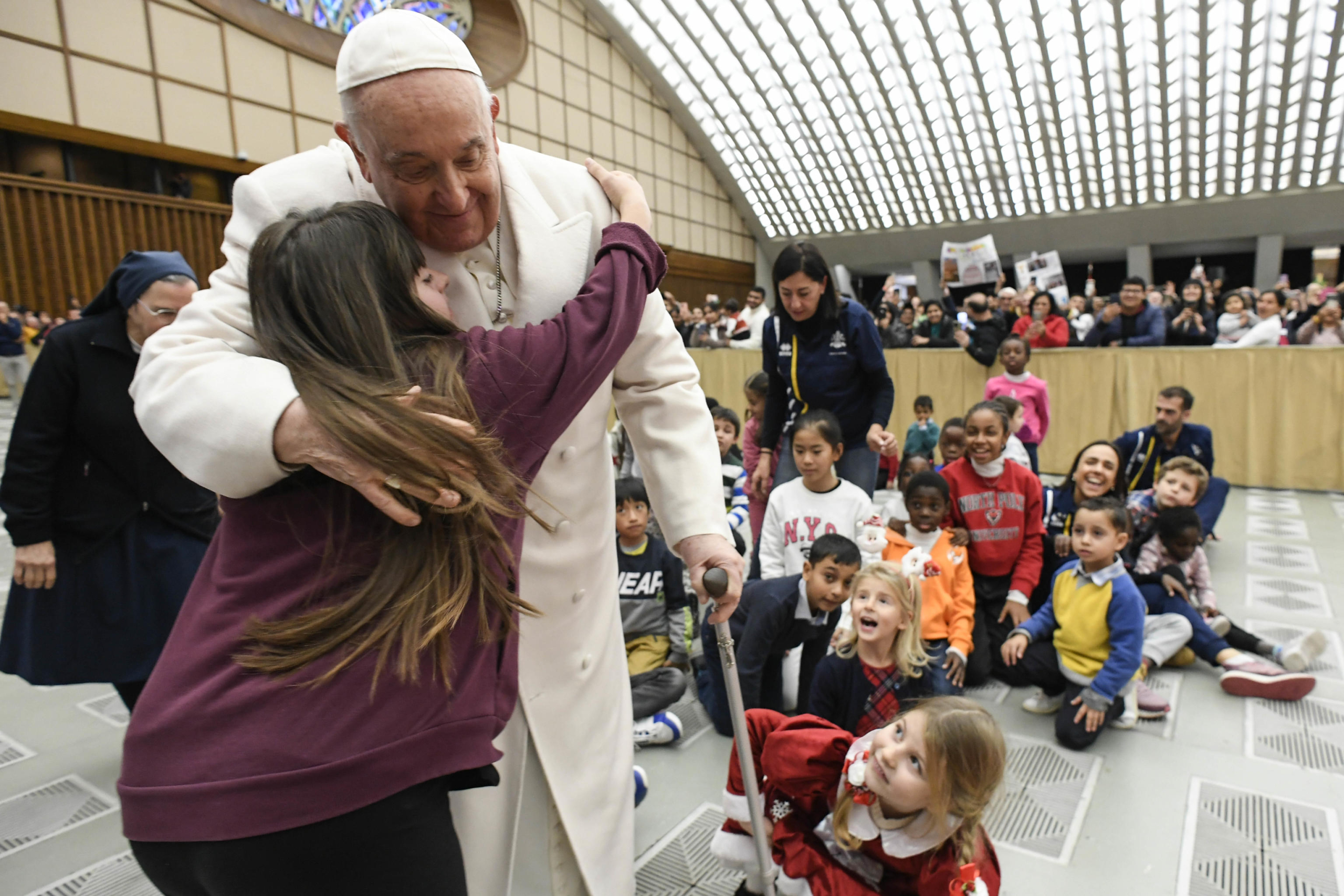 Udienza di papa Francesco con i bambini del Dispensario di Santa Marta, 17 dicembre, 2023. ANSA/VATICAN MEDIA +++ NO SALES, EDITORIAL USE ONLY +++ NPK +++