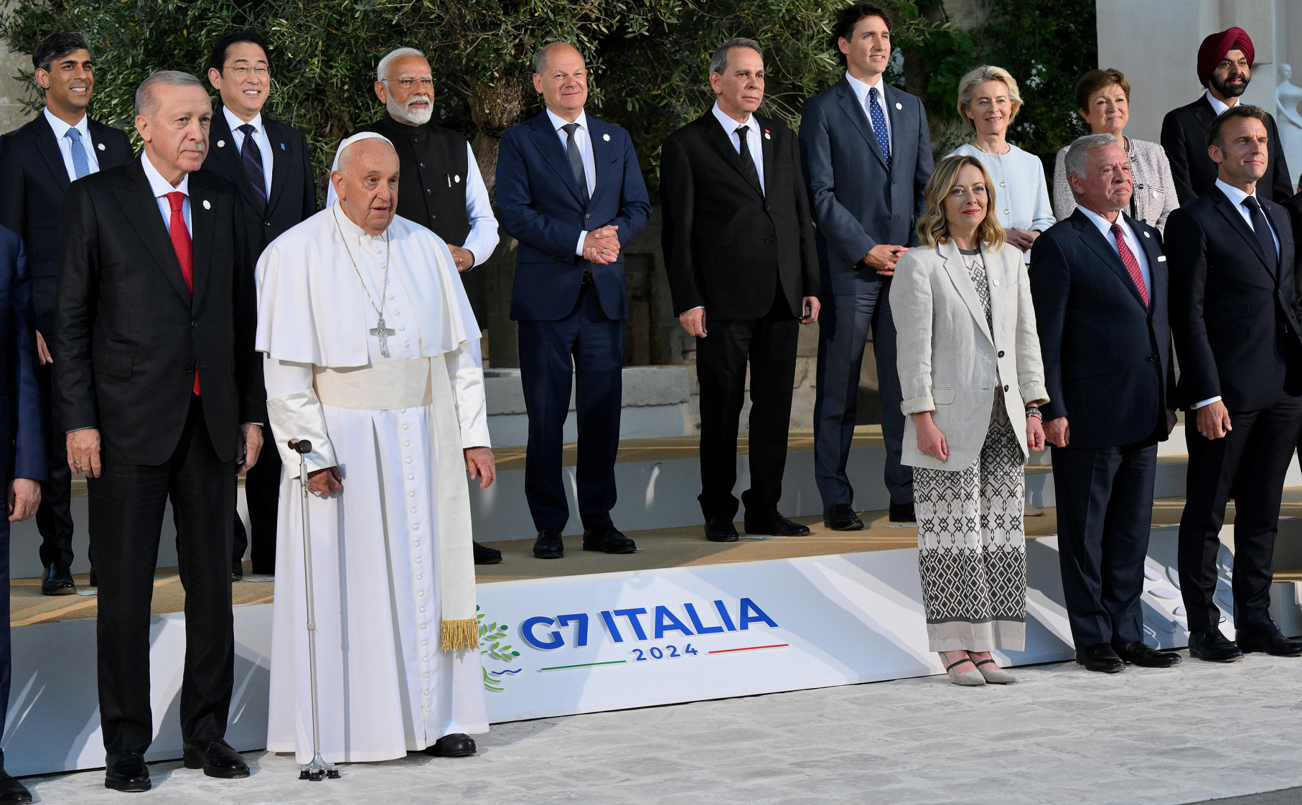 Papa Francesco al G7 di Borgo Egnazia con i rappresentanti degli Stati del Gruppo e degli Stati outreach,14 giugno 2024. ANSA/ETTORE FERRARI