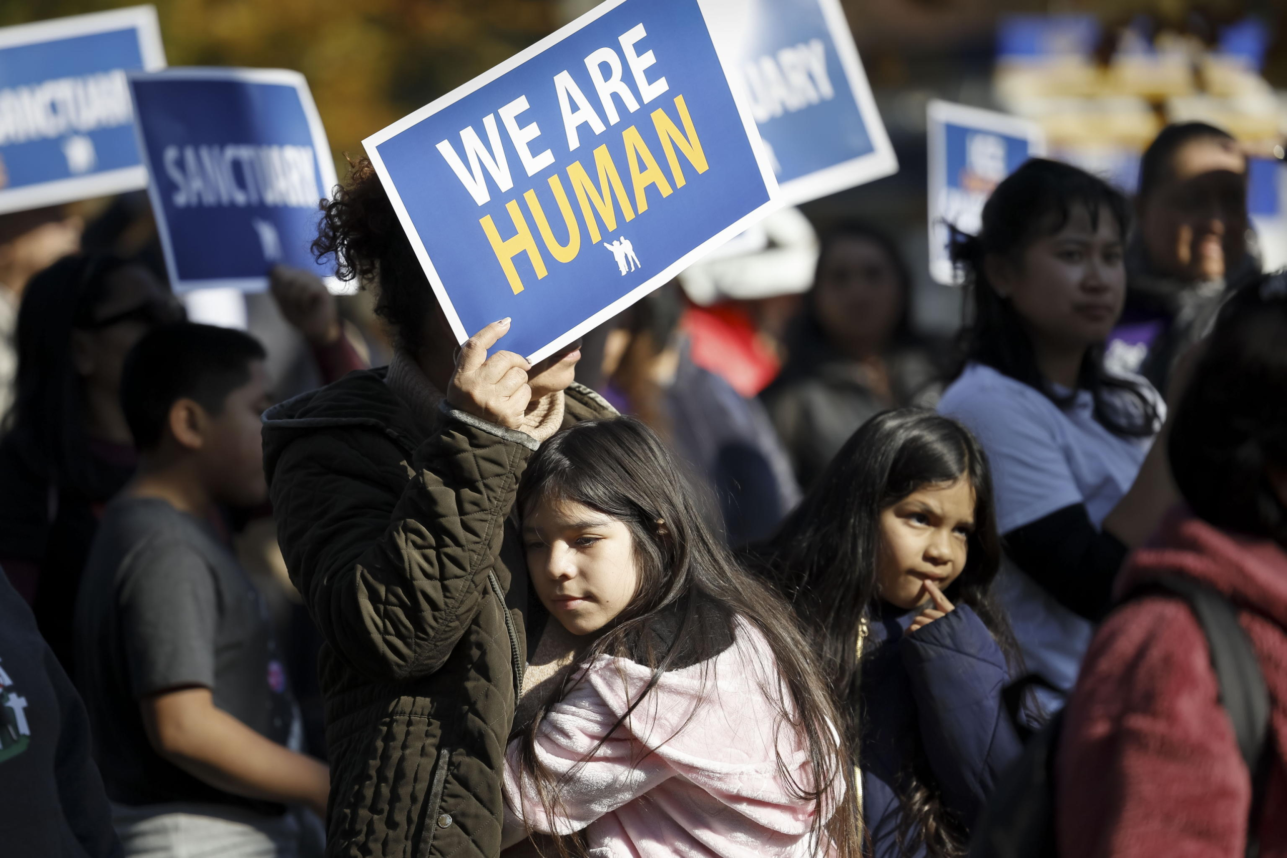 Protesta contro le proposte in discussione da parte della nuova amministrazione Trump per la deportazione su larga scala di immigrati in situazione di irregolarità presso il Campidoglio di Sacramento, California, USA, 2 dicembre 2024. Foto: EPA/JOHN G. MABANGLO