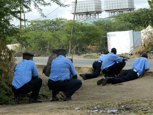 Poliziotti kenyani impegnati nell'assedio al Garissa University College