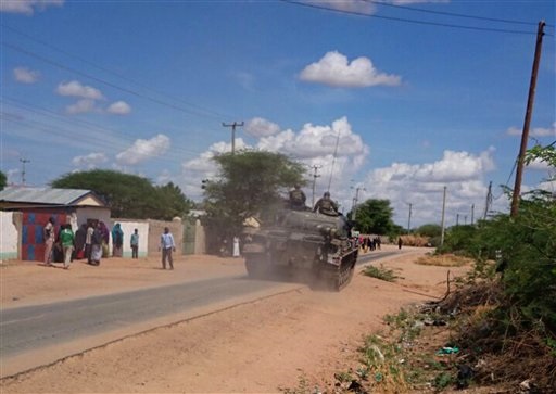 Militari keniani impegnati nell'assedio al Garissa University College