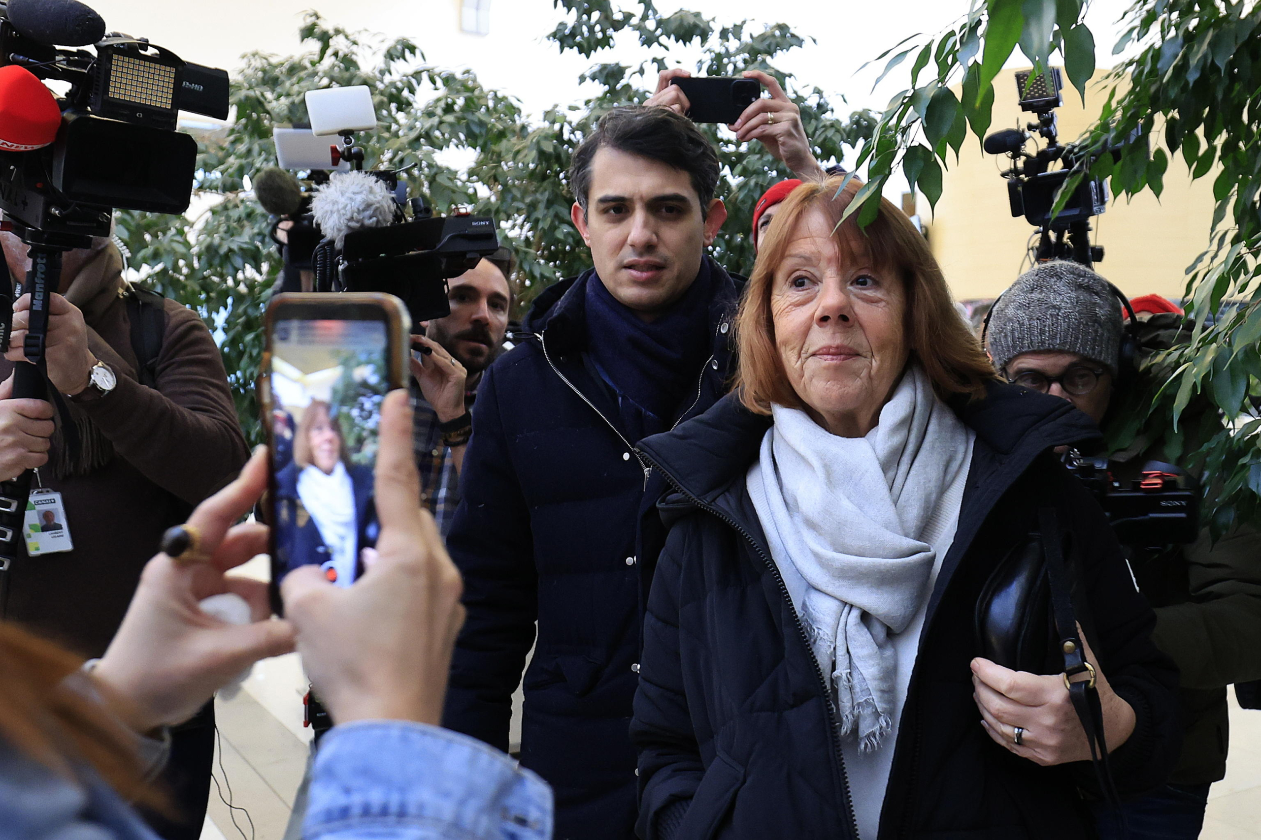 Gisèle Pelicot e il suo avvocato. La donna era stata fatta stuprare dal marito Dominique Pelicot per anni, a sua insaputa, dopo averla narcotizzata, da una settantina di uomini, nella loro casa di Mazan, in Francia, tra il 2011 e il 2020. Foto Ansa, EPA/YOAN VALAT