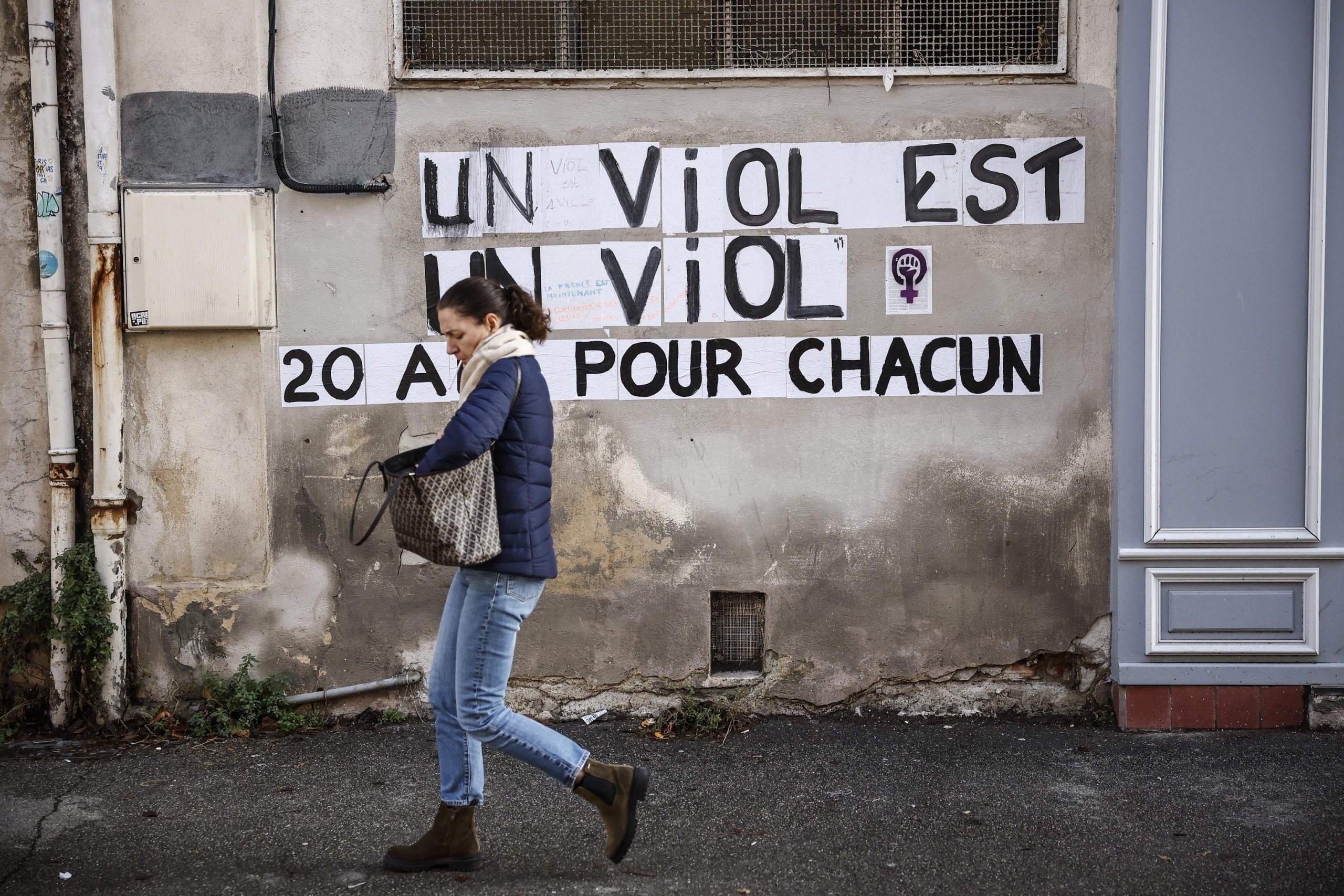 Frasi sui muri delle città per Gisèle Pelicot, fatta stuprare dal marito Dominique Pelicot per anni, a sua insaputa, dopo averla narcotizzata, da una settantina di uomini, nella loro casa di Mazan, in Francia, tra il 2011 e il 2020. Foto Ansa, EPA/YOAN VALAT