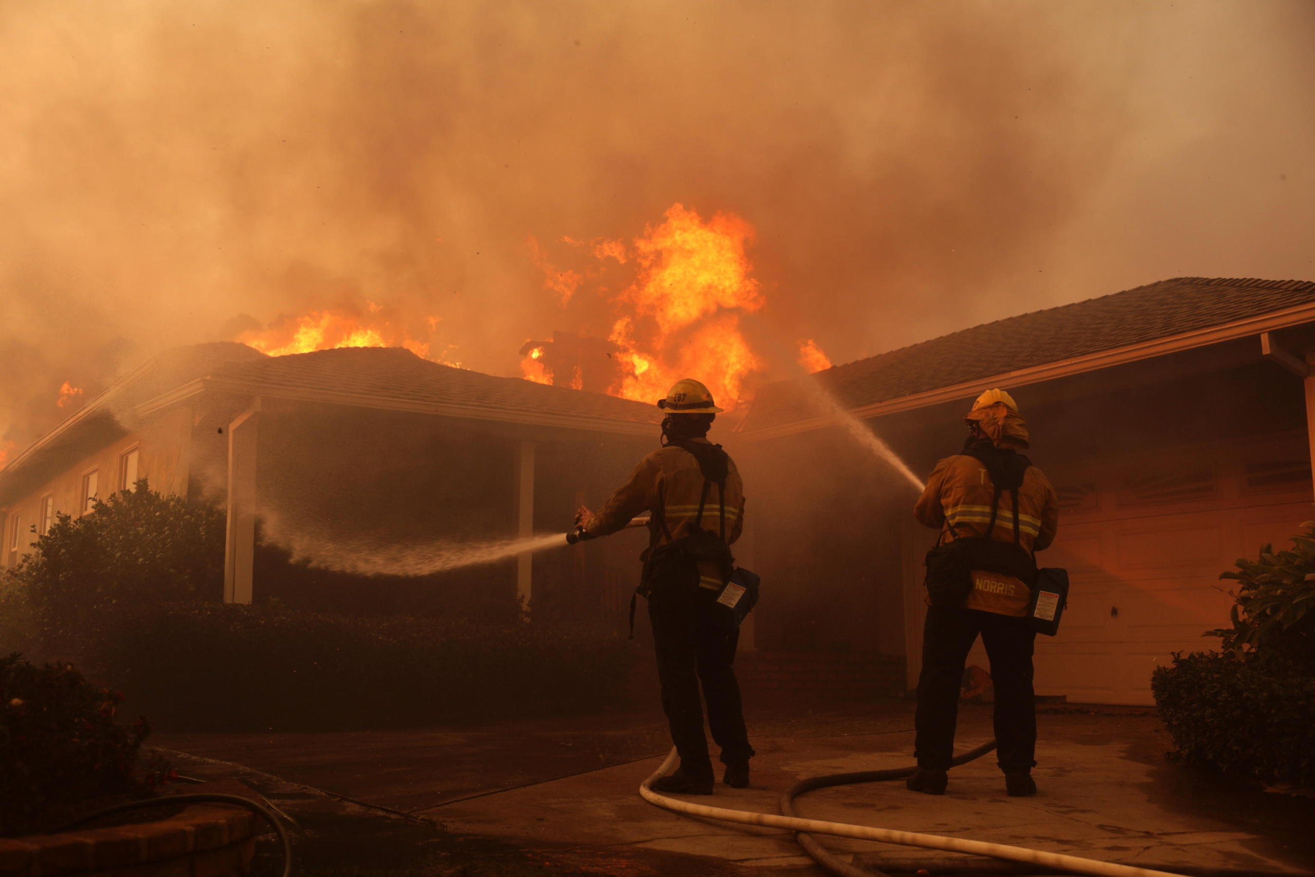 epa11813902 Firefighters battle a blaze engulfing a home, from the Palisades wildfire in the Pacific Palisades neighborhood of Los Angeles, California, USA, 08 January 2025. According to data from California Department of Forestry and Fire Protection (CAL FIRE), multiple wildfires are burning across thousands of acres and forced tens of thousands of evacuations in the Los Angeles area.  EPA/ALLISON DINNER