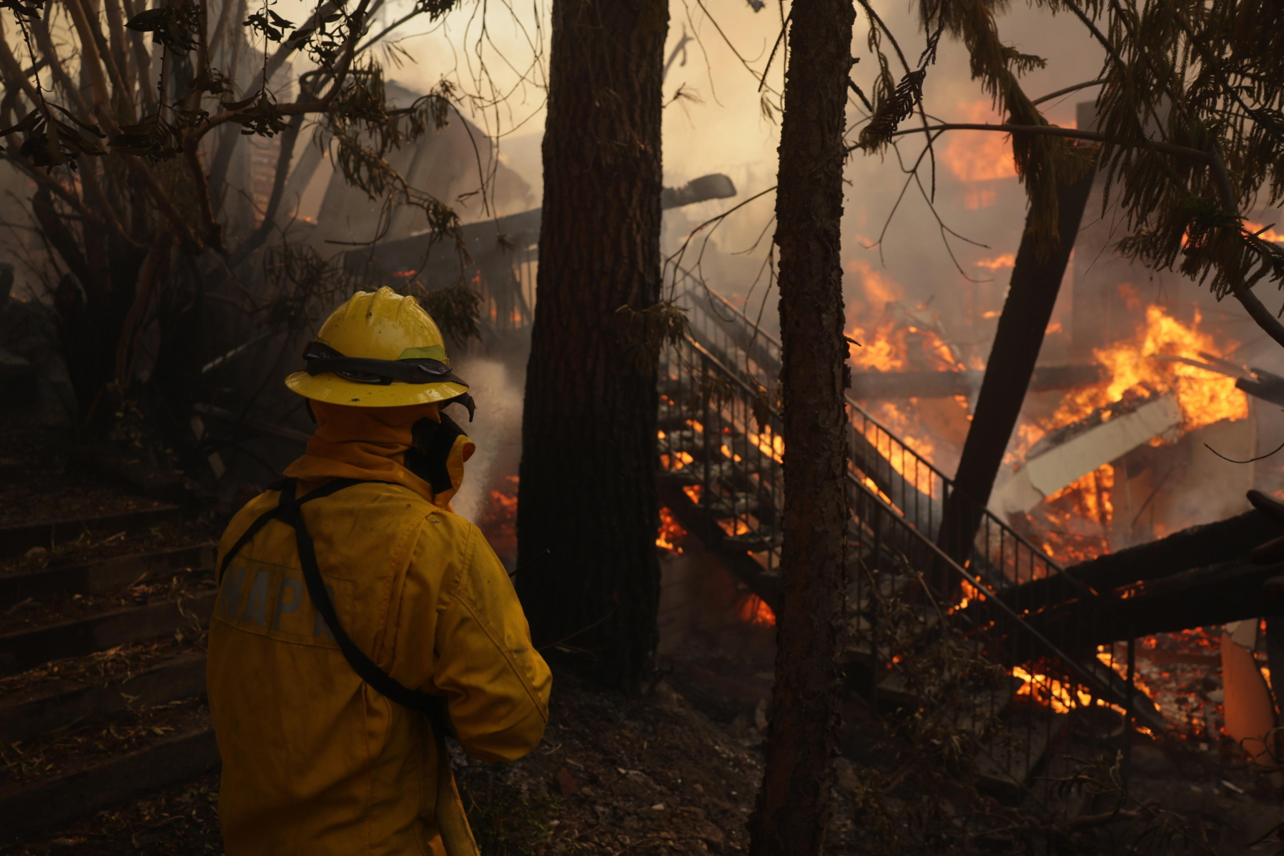 epa11813932 A firefighter battles the Palisades wildfire in the Pacific Palisades neighborhood of Los Angeles, California, USA, 08 January 2025. According to data from California Department of Forestry and Fire Protection (CAL FIRE), multiple wildfires are burning across thousands of acres and forced tens of thousands of evacuations in the Los Angeles area.  EPA/ALLISON DINNER