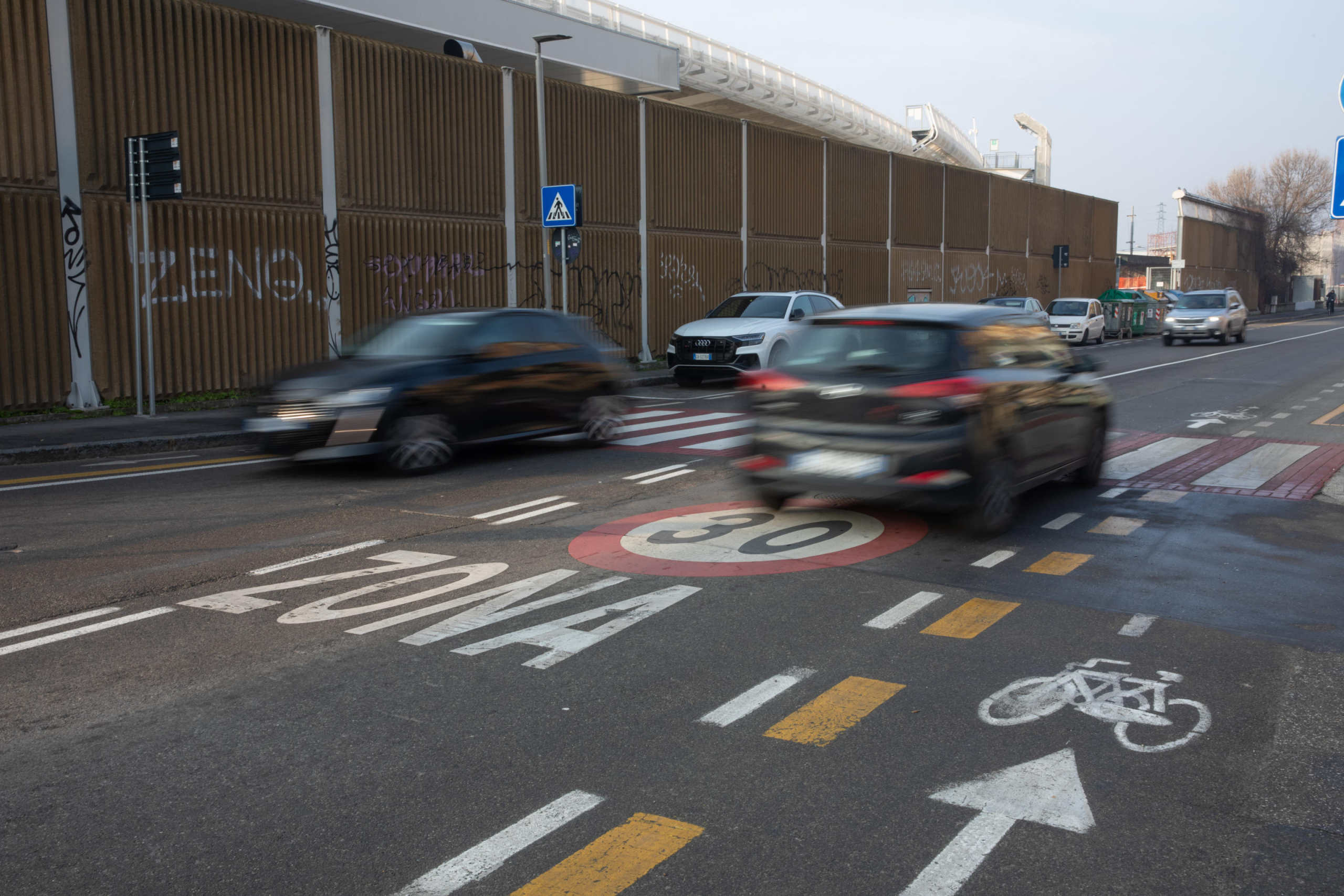 Un segnale a terra che segna il limite a 30 km/h, Bologna, 16 gennaio 2024. ANSA/MAX CAVALLARI