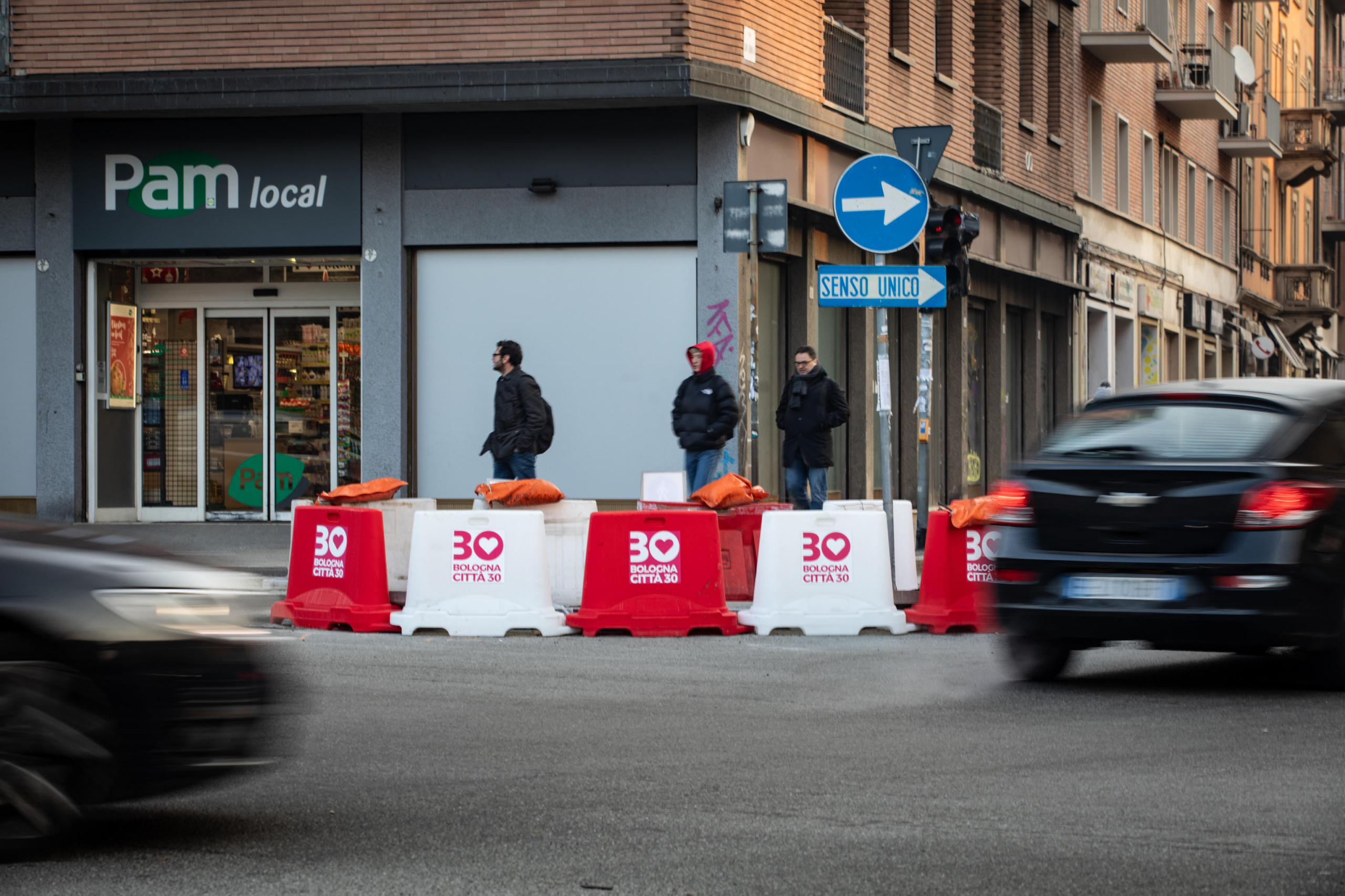 Segnali del comune per incentivare la città 30 km orari, Bologna, 16 gennaio 2024. ANSA/MAX CAVALLARI