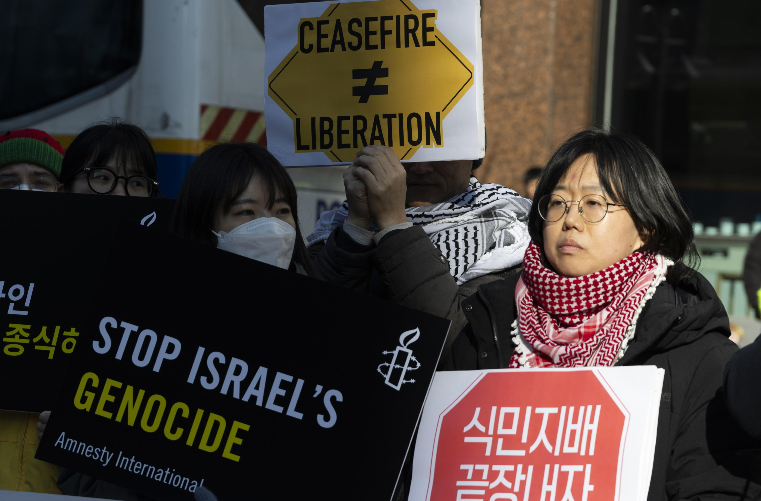 epa11829737 Members of Action4Palestine Korea hold up placards calling for the liberation of Palestinians during a rally outside the Israeli embassy in Seoul, South Korea, 17 January 2025. Protesters gathered to demand that Israel approve a Gaza ceasefire and hostage deal after Israeli Prime Minister Benjamin Netanyahu delayed a cabinet vote on the agreement on 16 January.  EPA/JEON HEON-KYUN