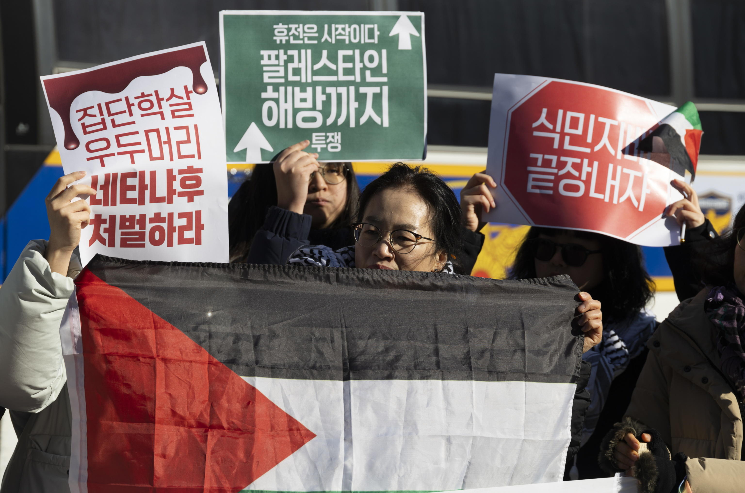 epa11829742 Members of Action4Palestine Korea hold up placards calling for the liberation of Palestinians during a rally outside the Israeli embassy in Seoul, South Korea, 17 January 2025. Protesters gathered to demand that Israel approve a Gaza ceasefire and hostage deal after Israeli Prime Minister Benjamin Netanyahu delayed a cabinet vote on the agreement on 16 January.  EPA/JEON HEON-KYUN