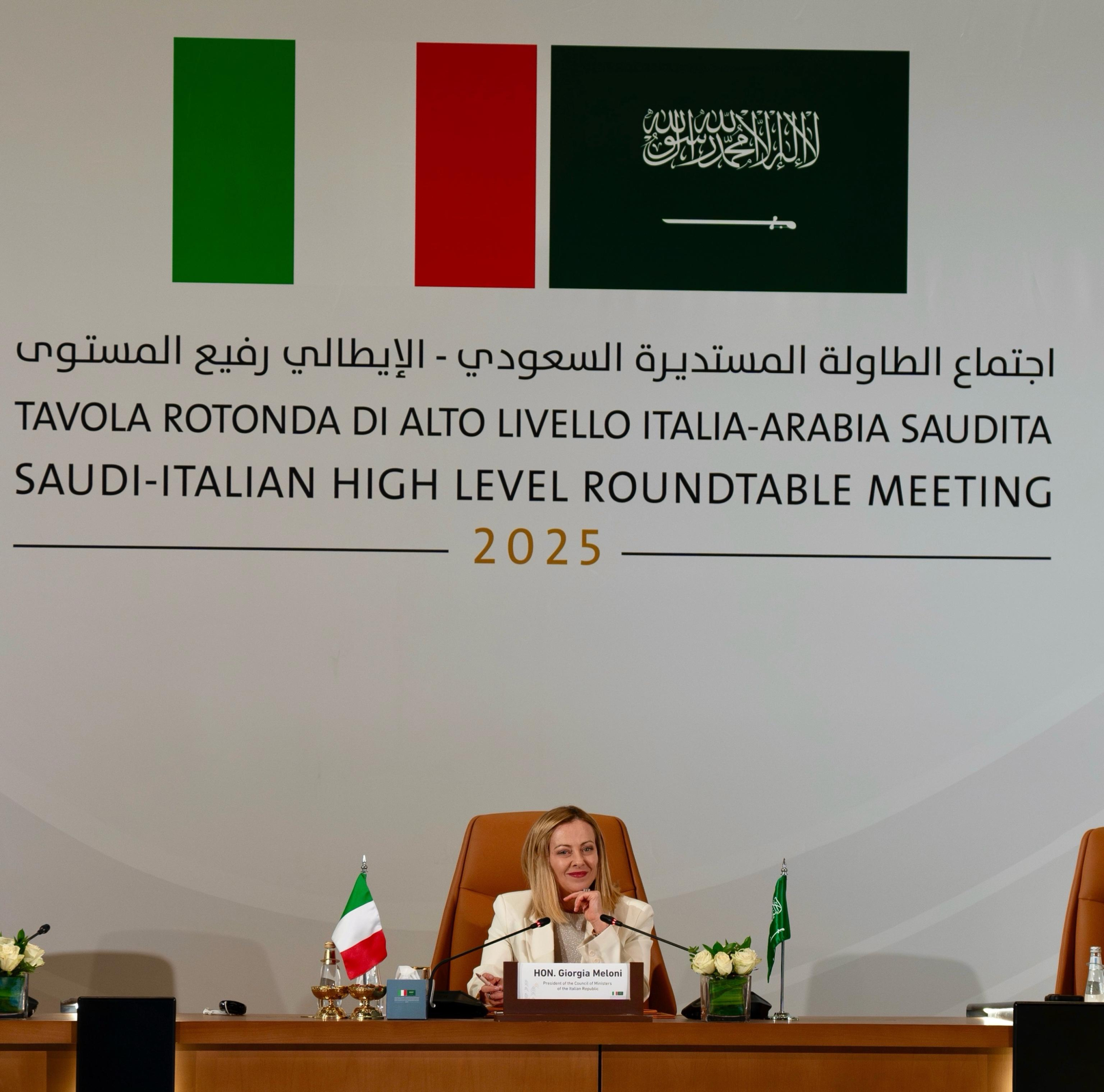 La premier Giorgia Meloni in occasione della Tavola Rotonda di Alto Livello organizzata ad Al'-Ula in occasione della sua visita ufficiale in Arabia Saudita, a cui hanno partecipato diverse imprese e società partecipate italiane, Al'-Ula, 26 gennaio 2025.
 ANSA/ UFFICIO STAMPA PALAZZO CHIGI- FILLIPPO ATTILI 
+++ ANSA PROVIDES ACCESS TO THIS HANDOUT PHOTO TO BE USED SOLELY TO ILLUSTRATE NEWS REPORTING OR COMMENTARY ON THE FACTS OR EVENTS DEPICTED IN THIS IMAGE; NO ARCHIVING; NO LICENSING +++ NPK++