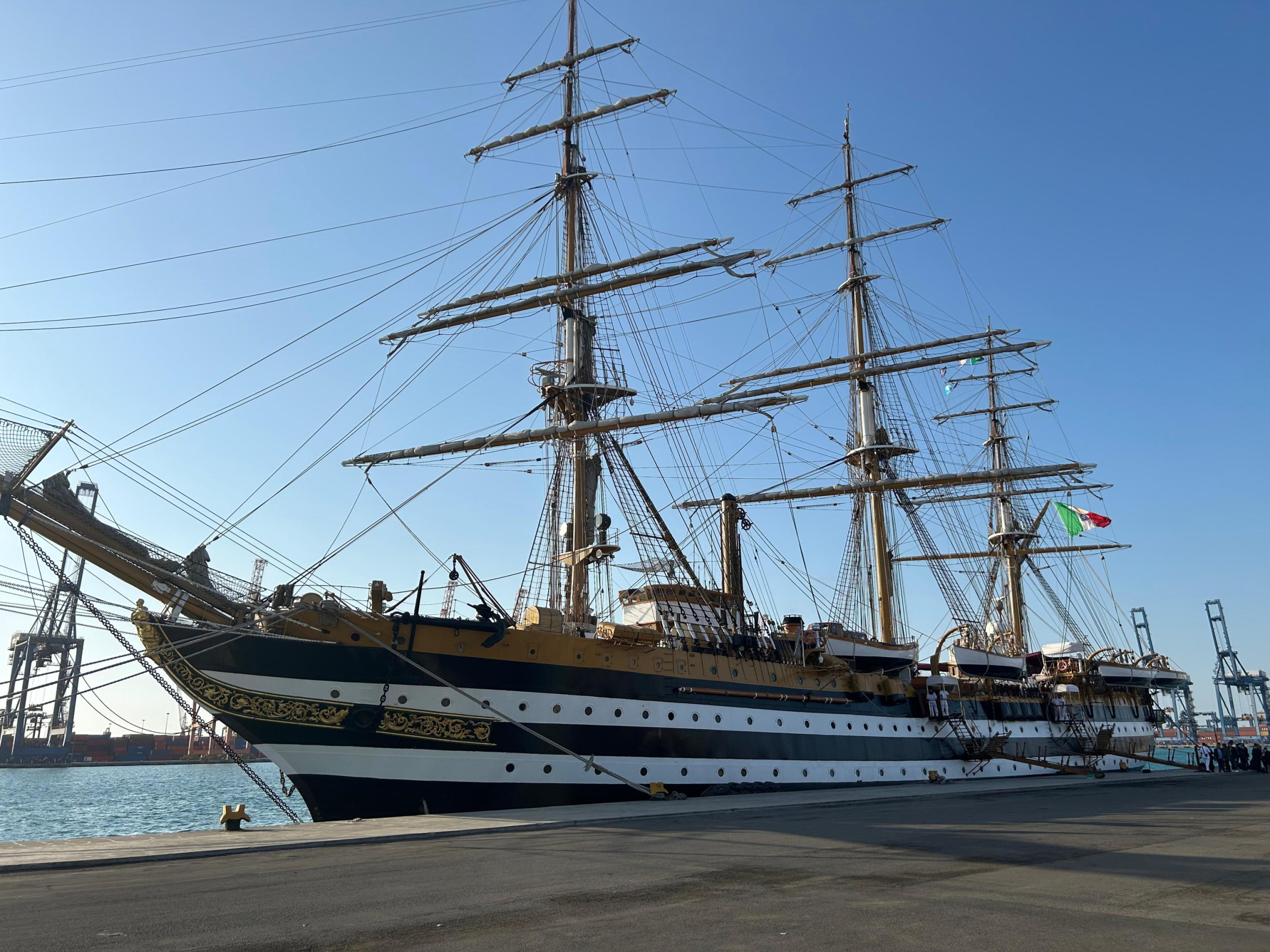 L'Amerigo Vespucci, alla sua 33/ma tappa del tour mondiale, a Gedda, 25 gennaio 2025. ANSA/ DOMENICO PALESSE