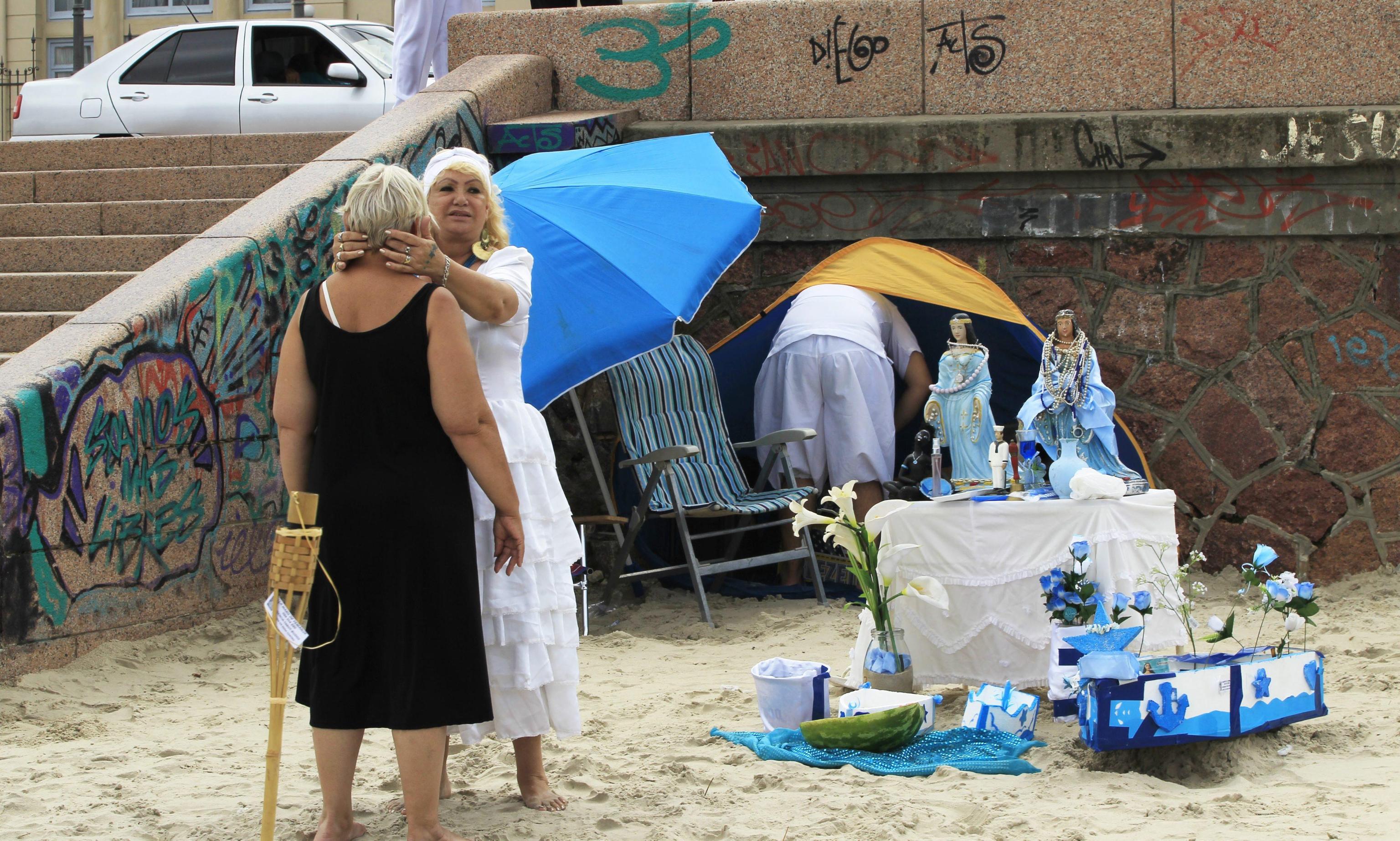 epa05766919 A woman takes part in the traditional Festivity of Iemanja, in a beach of Montevideo, Uruguay, 02 February 2017.'Iemanja' according to the Umbanda religion is the goddess of the sea.  EPA/Raul Martinez Pino
