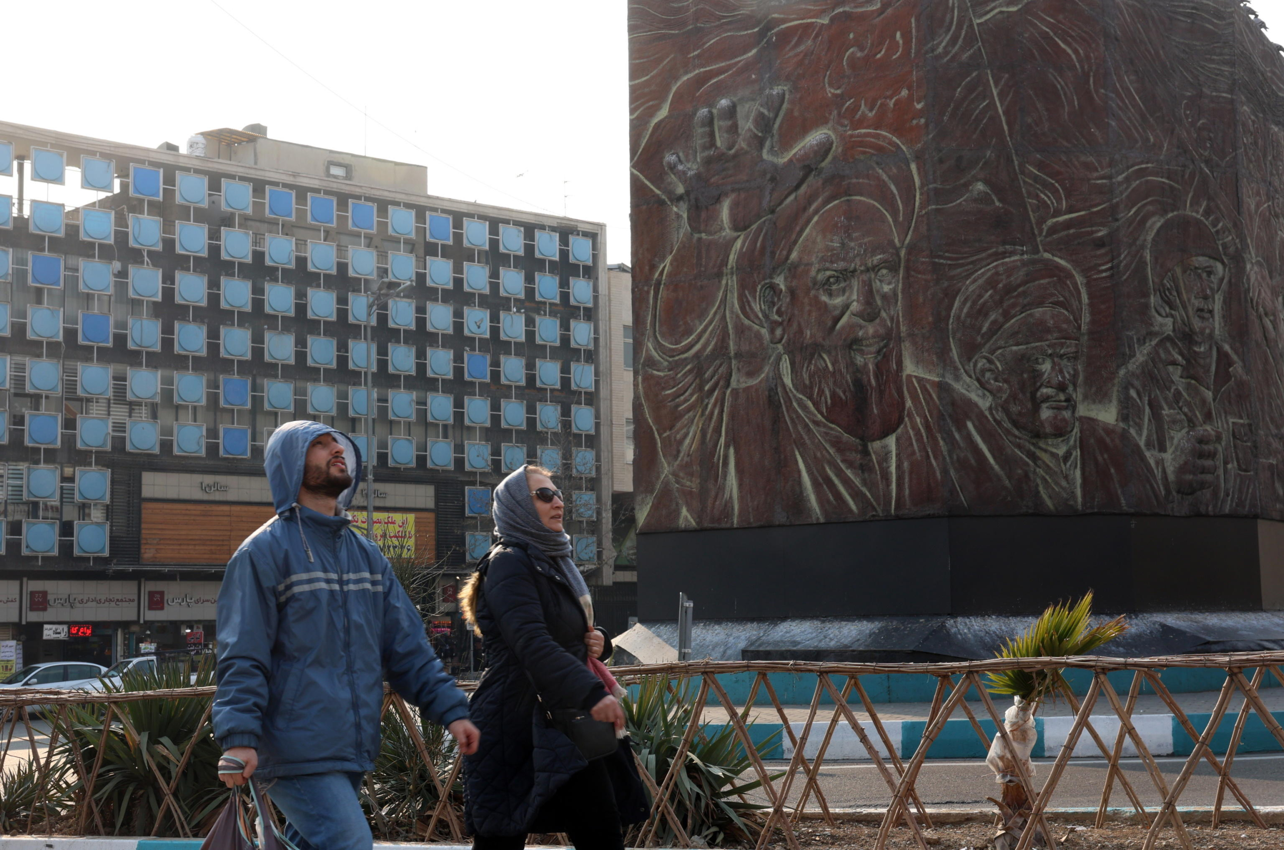 epa11865386 Iranians walk past next to statue of Iranian late supreme leader Ayatollah Ruhollah Khomeini as the country marks the 46th anniversary of Khomeini's return from his Paris exile, in Tehran, Iran, 31 January 2025. Iran will celebrate its 45th revolution anniversary on 10 February 2025.  EPA/ABEDIN TAHERKENAREH